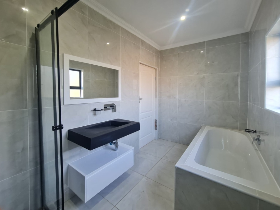To Let 4 Bedroom Property for Rent in Melodie North West